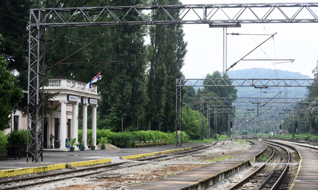 НЕДОСТАЦИ ЖЕЛЕЗНИЧКЕ СТАНИЦЕ НА ТОПЧИДЕРУ: Треба већа чекаоница и шалтер више